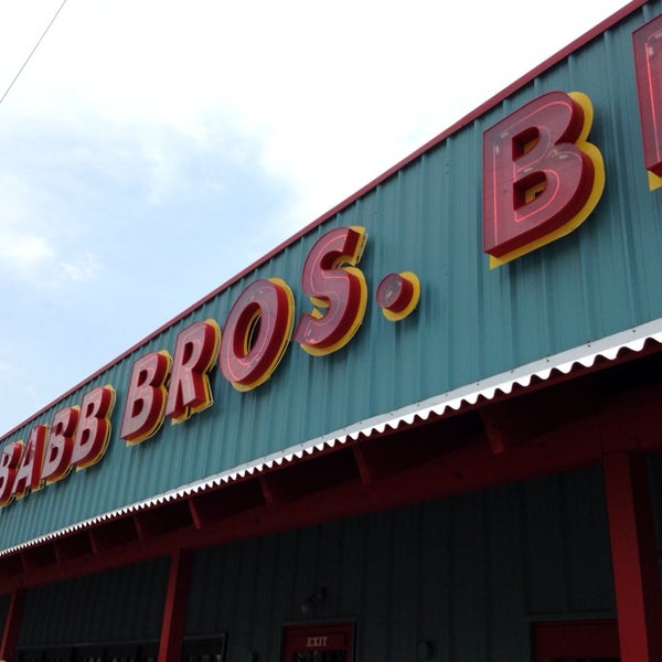 4/27/2014 tarihinde Mr. M.ziyaretçi tarafından Babb Brothers BBQ &amp; Blues'de çekilen fotoğraf