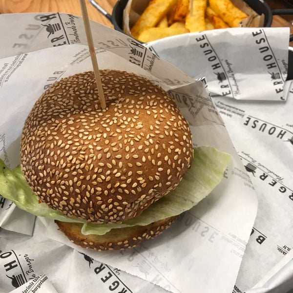 3/28/2019 tarihinde CEM 🐊 Y.ziyaretçi tarafından Burger House'de çekilen fotoğraf