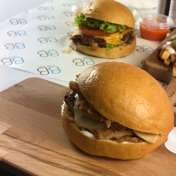 Foto scattata a Boodi&#39;s Burger da ᴡ A. il 3/23/2018