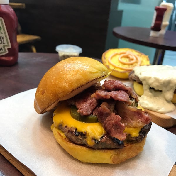 4/28/2018 tarihinde ᴡ A.ziyaretçi tarafından Boodi&#39;s Burger'de çekilen fotoğraf