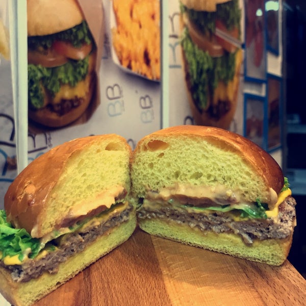 Das Foto wurde bei Boodi&#39;s Burger von ᴡ A. am 4/28/2018 aufgenommen