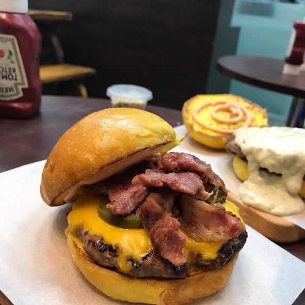 Foto diambil di Boodi&#39;s Burger oleh ᴡ A. pada 4/28/2018