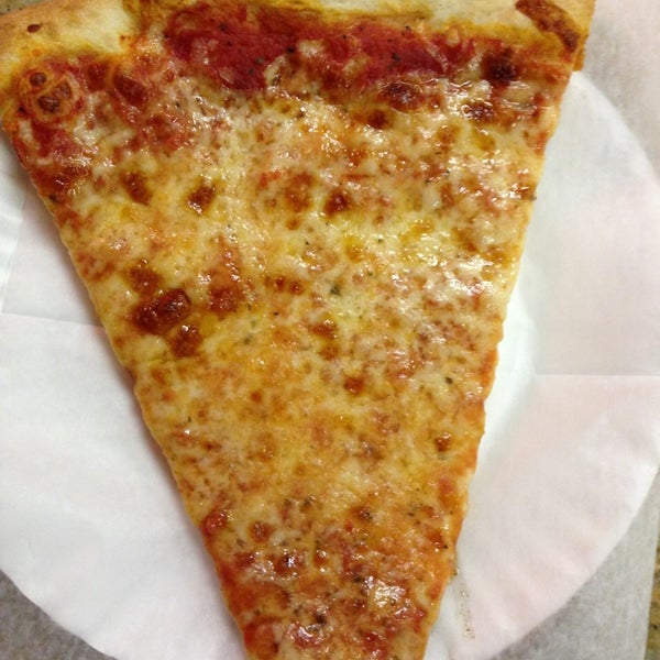 12/23/2012 tarihinde Roy T.ziyaretçi tarafından Tony Oravio Pizza'de çekilen fotoğraf