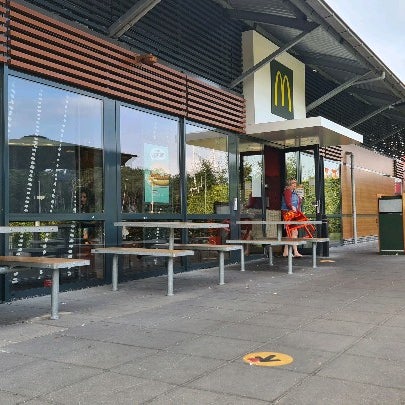 รูปภาพถ่ายที่ McDonald&#39;s โดย Piet E. เมื่อ 8/20/2021