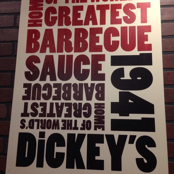 Foto scattata a Dickey&#39;s Barbecue Pit da Devin T. il 10/20/2013