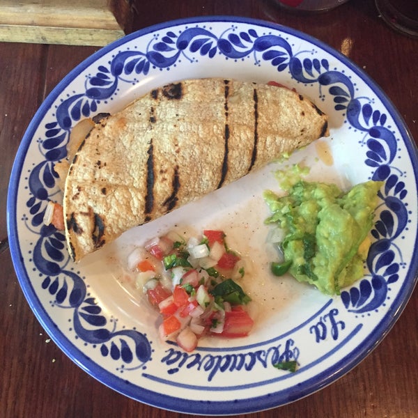 Llegando te dan una prueba del caldo de camarón ✔️Te traen las bebidas en un vaso con popote abierto ❌❌❌❌Taco de marlin a las brasas ✔️✔️Música de antro ❌❌Sabroso pero un poco equis.