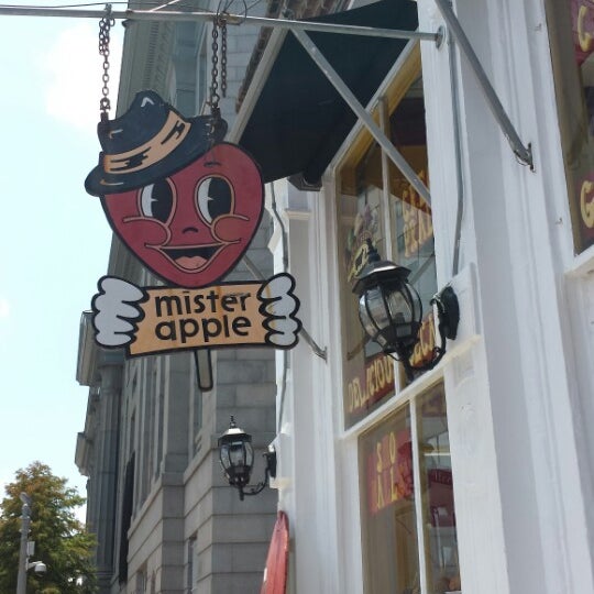 Foto diambil di Mister Apple Candy Store oleh Rita Rae pada 8/15/2013