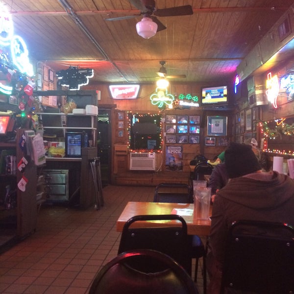 Photo prise au J. Gilligan&#39;s Bar &amp; Grill par Michael D J. le12/19/2015