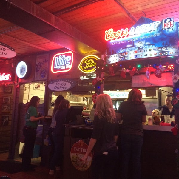 Foto tomada en J. Gilligan&#39;s Bar &amp; Grill  por Michael D J. el 12/20/2015