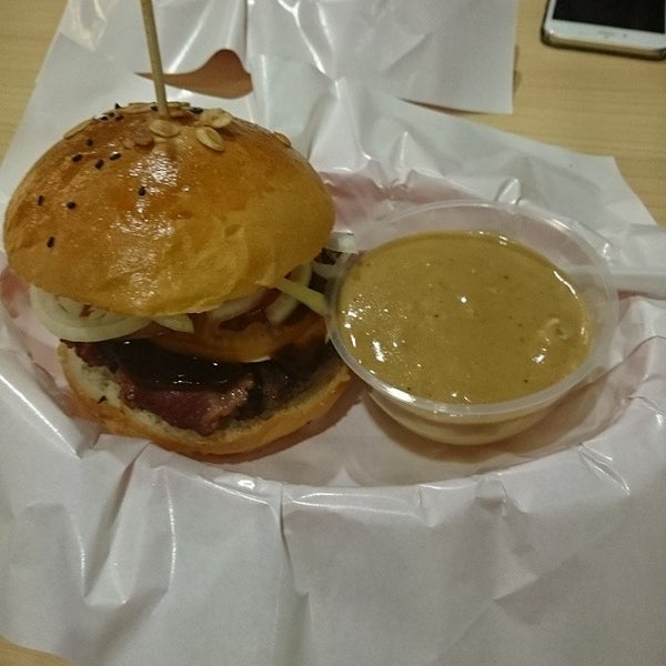 Foto tirada no(a) Burger Junkyard por Ash S. em 6/5/2015