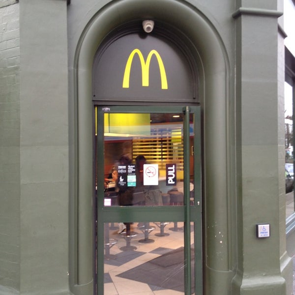 รูปภาพถ่ายที่ McDonald&#39;s โดย Jon B. เมื่อ 1/3/2013