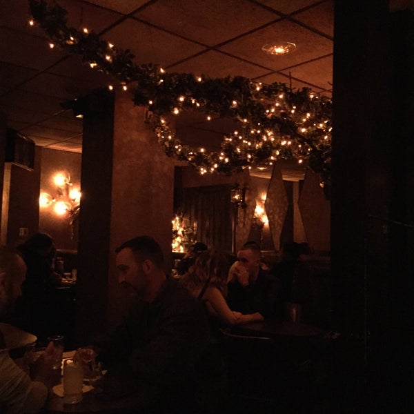 Foto tirada no(a) Bryant&#39;s Cocktail Lounge por Roxie B. em 10/25/2015