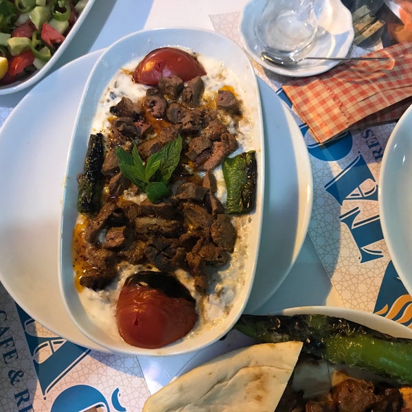 Das Foto wurde bei Tağa Cafe &amp; Restaurant von Mesut Y. am 10/21/2017 aufgenommen