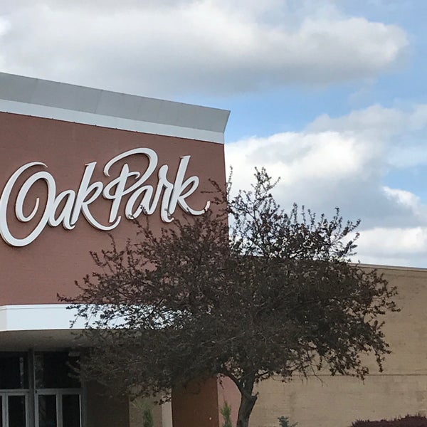 Das Foto wurde bei Oak Park Mall von Ron am 4/19/2017 aufgenommen