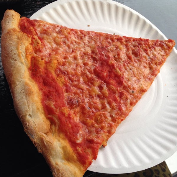 Снимок сделан в Lexington Pizza Parlour пользователем George R. 7/13/2013