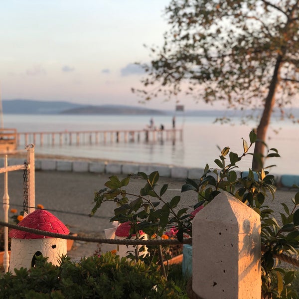Das Foto wurde bei Yeşilim Camping Restaurant von Emre S. am 7/25/2020 aufgenommen