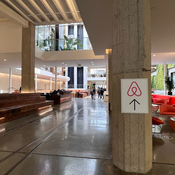 Photo taken at Airbnb HQ by JANICE💯 on 10/13/2022