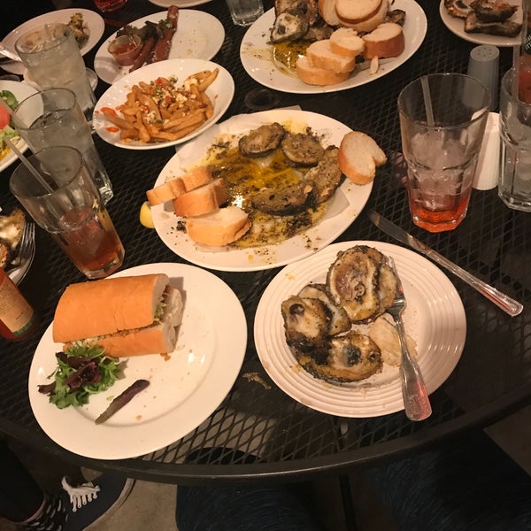 รูปภาพถ่ายที่ Katie&#39;s Restaurant &amp; Bar โดย Mary Beth O. เมื่อ 3/5/2019