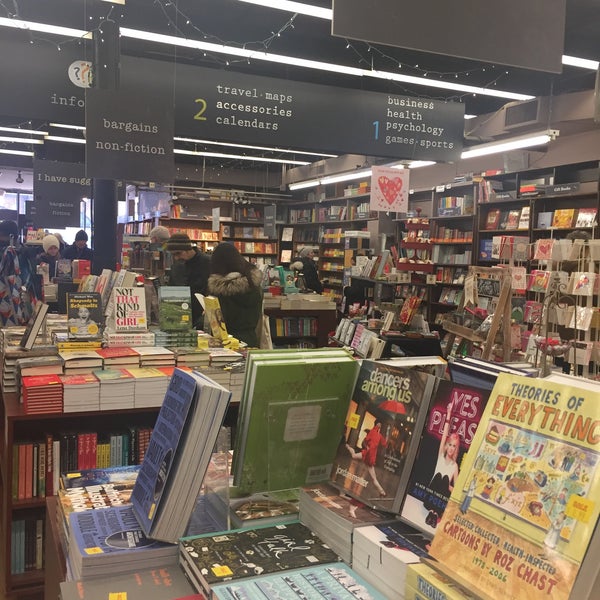 2/4/2017 tarihinde Mary Beth O.ziyaretçi tarafından Brookline Booksmith'de çekilen fotoğraf