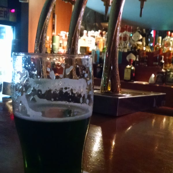 Um irish pub necessita cervejada boa, básico. Me ofereceram cerveja verde. Ruim, água suja com corante. Ainda cobraram automaticamente a propina!?