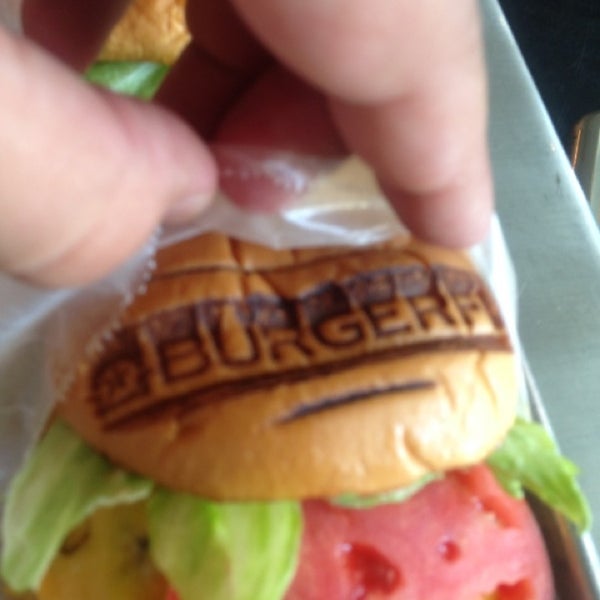 7/4/2013 tarihinde Alexander C.ziyaretçi tarafından BurgerFi'de çekilen fotoğraf