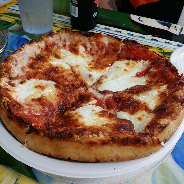 6/15/2015에 Dirty D.님이 Matthew&#39;s Pizza에서 찍은 사진