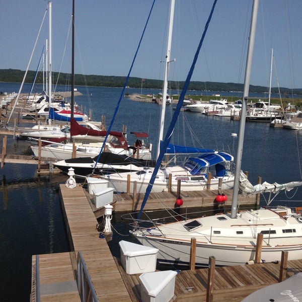 รูปภาพถ่ายที่ Sommerset Pointe Yacht Club โดย Eric C. เมื่อ 8/15/2014