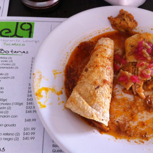 Foto scattata a El 9 Restaurante Lounge Yucateco da Andrea P. il 6/3/2014