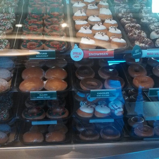 12/18/2013 tarihinde Jennifer L.ziyaretçi tarafından Krispy Kreme Doughnuts'de çekilen fotoğraf