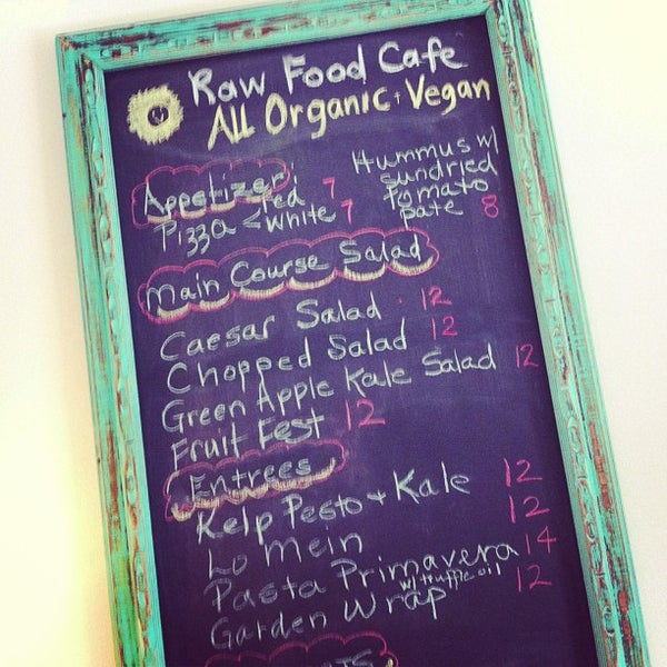 2/4/2013 tarihinde Joey P.ziyaretçi tarafından ionie: Retreat and Raw Food Cafe'de çekilen fotoğraf