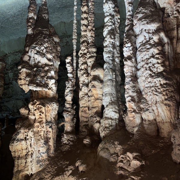 Foto diambil di Natural Bridge Caverns oleh Abdulaziz pada 6/4/2022