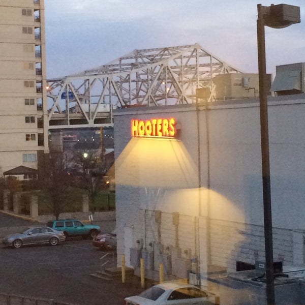 รูปภาพถ่ายที่ Sheraton Louisville Riverside Hotel โดย Bo L. เมื่อ 12/3/2013