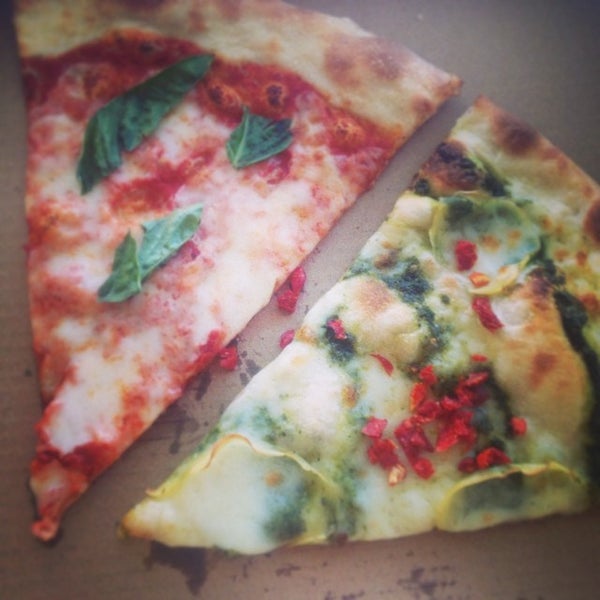 Foto tomada en Fist of Flour Pizza Doughjo  por east bay dish el 7/2/2014