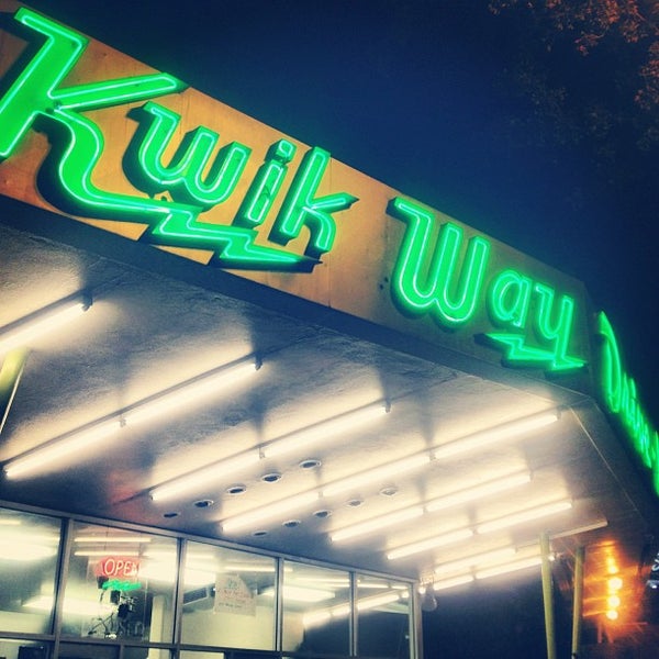 รูปภาพถ่ายที่ Kwik Way Drive-In โดย east bay dish เมื่อ 10/24/2012