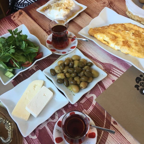 รูปภาพถ่ายที่ Erşafak Gurme Kahvaltı &amp; Mangal &amp; Meze โดย Seyyah 76 เมื่อ 8/10/2019