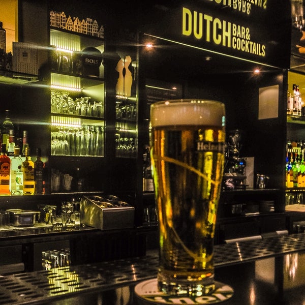 รูปภาพถ่ายที่ Dutch Bar &amp; Cocktails โดย BT T. เมื่อ 11/9/2015