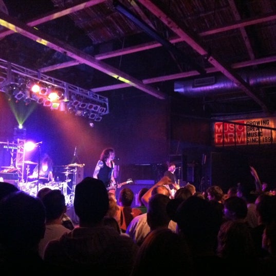 รูปภาพถ่ายที่ Music Farm โดย Courtney S. เมื่อ 11/11/2012