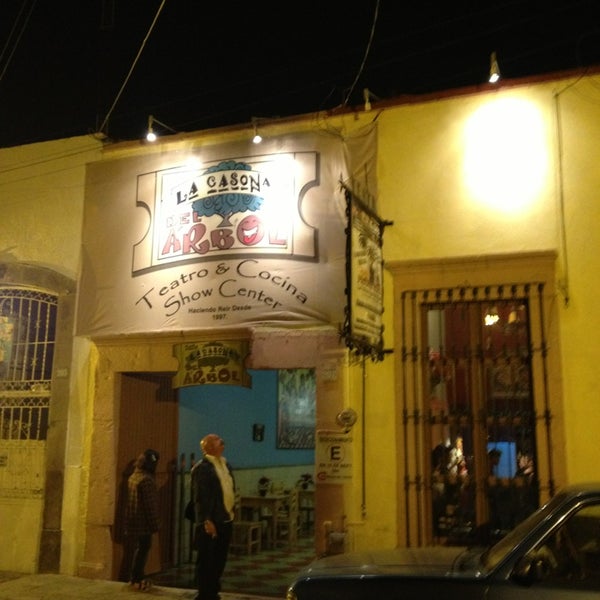 Das Foto wurde bei La Casona Del Arbol Teatro-Bar &amp; Cocina Show Center von Xavier S. am 1/3/2013 aufgenommen