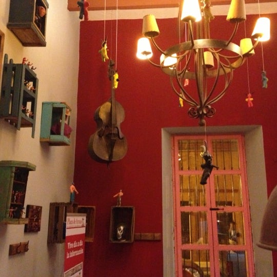 รูปภาพถ่ายที่ La Casona Del Arbol Teatro-Bar &amp; Cocina Show Center โดย Xavier S. เมื่อ 12/1/2012
