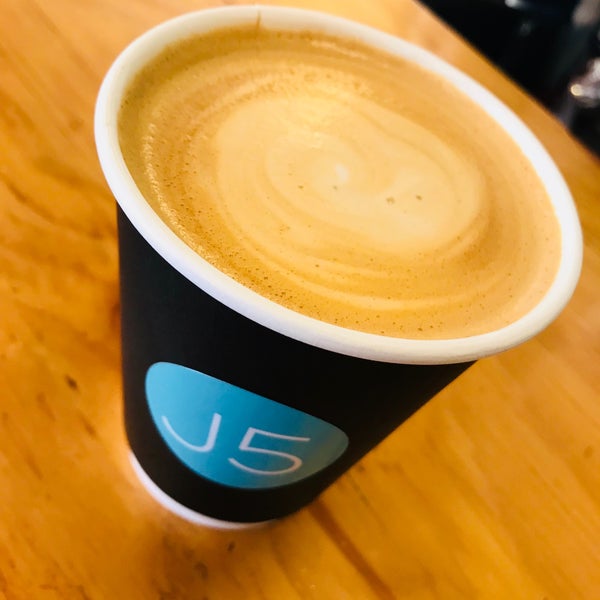 Снимок сделан в J5 Coffee Tasting Room пользователем Swapnil K. 5/27/2018