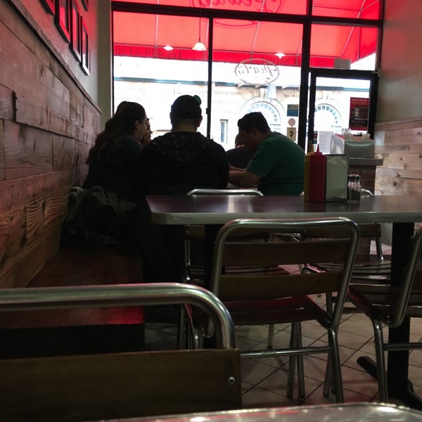 3/18/2018에 Max R.님이 Pearl&#39;s Deluxe Burgers에서 찍은 사진