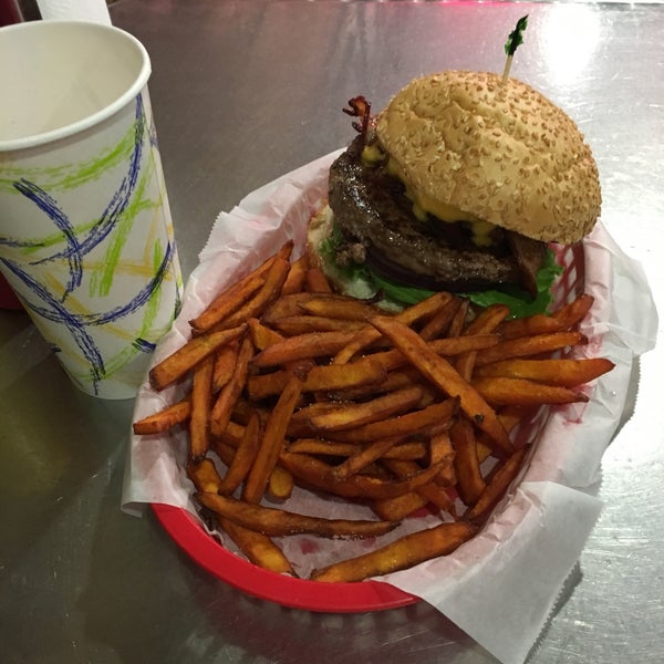 Photo taken at Pearl&#39;s Deluxe Burgers by Max R. on 3/18/2018