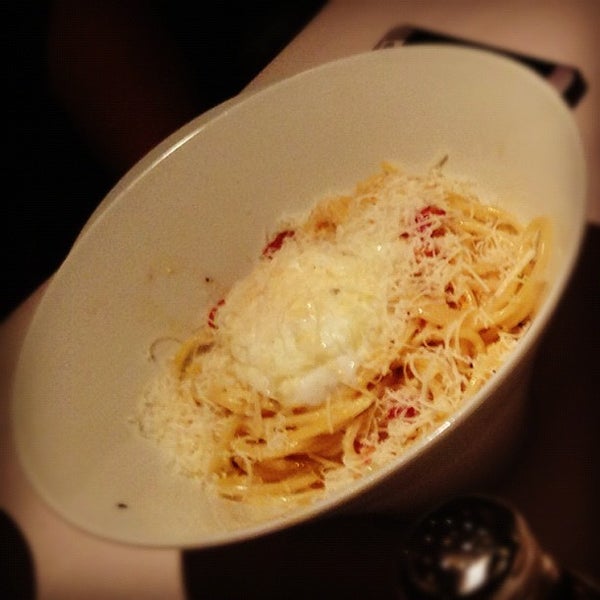 Foto diambil di Romano&#39;s Macaroni Grill oleh Nicole G. pada 11/11/2012