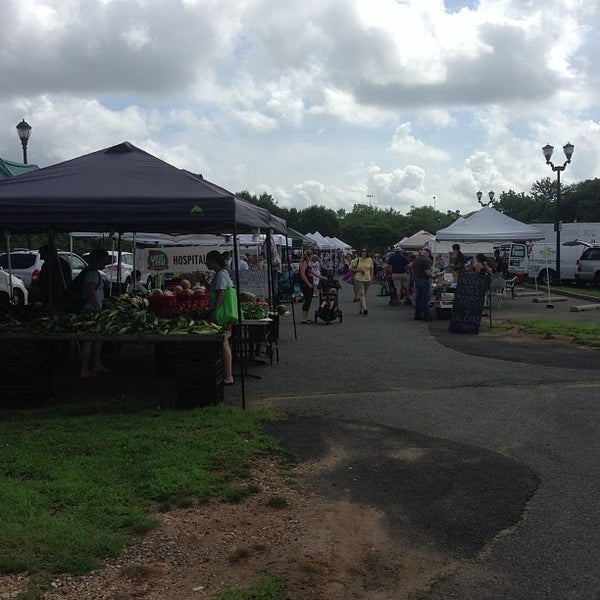 Das Foto wurde bei West End Farmers Market von Nicole G. am 7/14/2013 aufgenommen