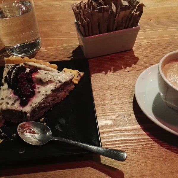 Cosy place, nice cappuccino, delicious Oreo cheesecake!