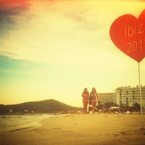 Foto diambil di St.Tropez Beach Bar &amp; Restaurant IBIZA oleh Babek O. pada 8/19/2013