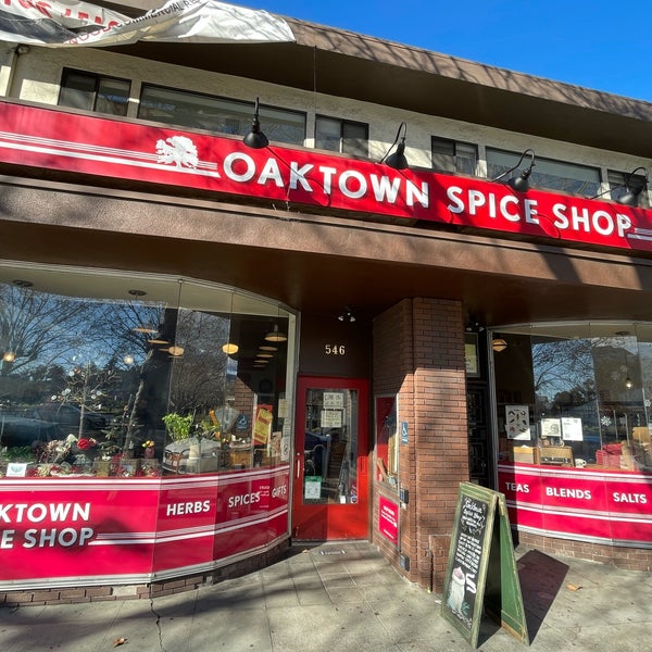 รูปภาพถ่ายที่ Oaktown Spice Shop โดย Jaro G. เมื่อ 12/12/2022