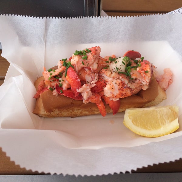 Photo taken at Quincy`s Original Lobster Rolls - Cape May by Jaro G. on 8/9/2015