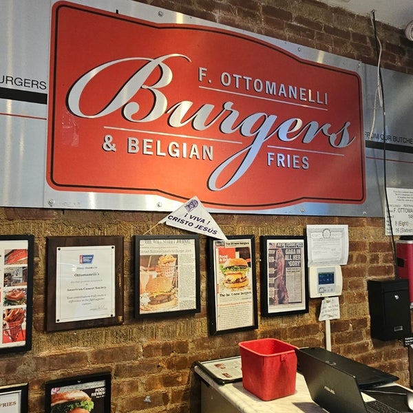 Photo taken at F. Ottomanelli Burgers and Belgian Fries by Pico on 9/28/2023