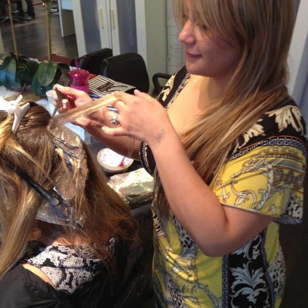 รูปภาพถ่ายที่ Marie Bove Hair Salon โดย QUEEN P. เมื่อ 7/11/2013